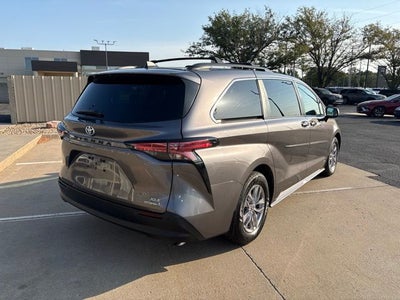 2021 Toyota Sienna XLE 8 Passenger