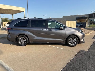 2021 Toyota Sienna XLE 8 Passenger