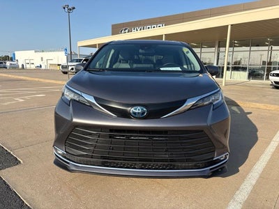2021 Toyota Sienna XLE 8 Passenger